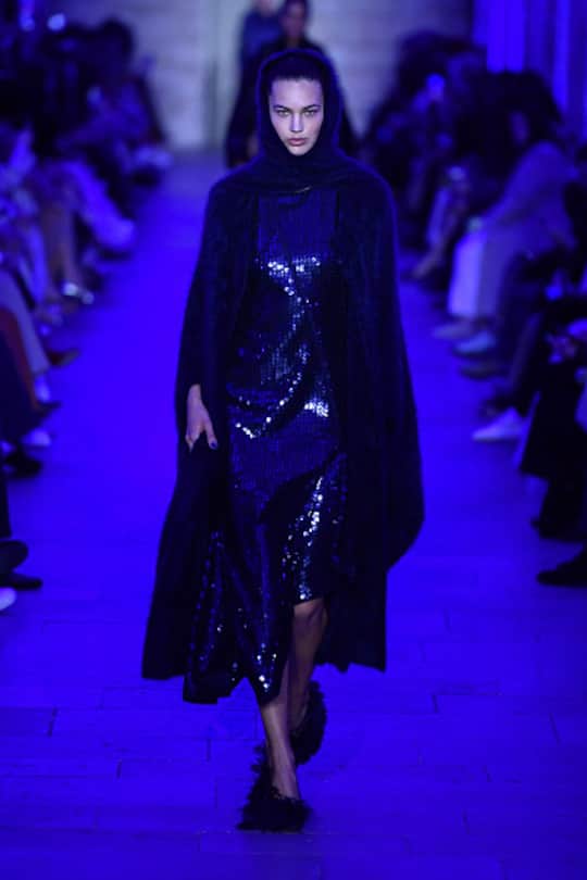 Funkelnde Stickereien verleihen der Fall/Winter 2025/26 Kollektion von Akris Extravaganz.PARIS, FRANCE - MARCH 09: (EDITORIAL USE ONLY - For Non-Editorial use please seek approval from Fashion House) A model walks the runway during the Akris Womenswear Fall/Winter 2025-2026 show as part of Paris Fashion Week at College des Bernardins on March 09, 2025 in Paris, France. (Photo by Dominique Charriau/WireImage)