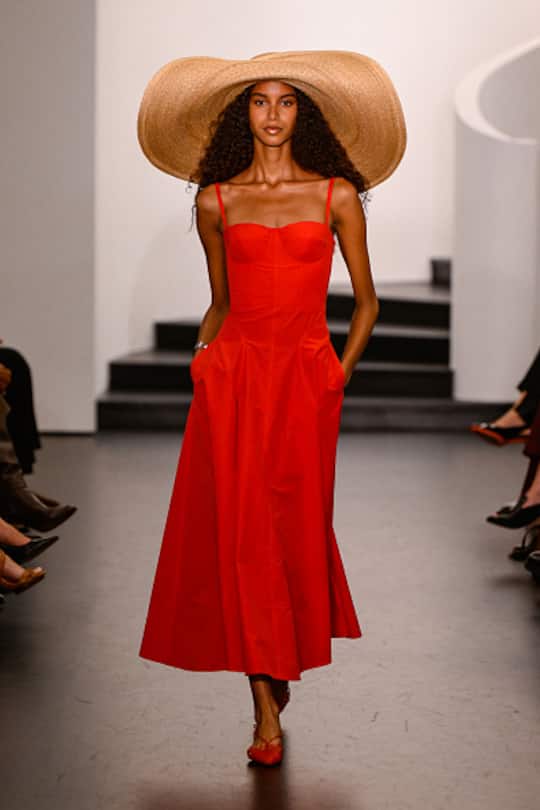 Der Einsatz von Accessoires (Hüte, Gürtel) und das Spiel mit Proportionen (eng vs weit, Oberteil vs Unterteil) könnten Trendreferenzen sein, die man in kommenden Street Style und High-End Linien öfter sieht.(Photo by Giovanni Giannoni/WWD via Getty Images)