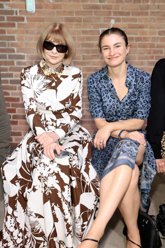 Stilikone und ehemaliger Editor in Chief der amerikanischen Vogue, Anna Wintour, zusammen mit Chloe Malle, Head of Editorial Content der amerikanischen Vogue. (Photo by Dimitrios Kambouris/Getty Images for Michael Kors)