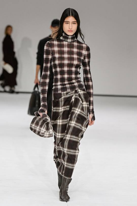 Bei der COS Show besteht die Grundpalette aus Grautönen, Charcoal, Schwarz, Erdtönen und überraschend hellen Akzenten. (Photo by Giovanni Giannoni/WWD via Getty Images)