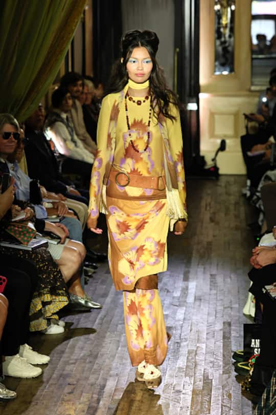 Anna Sui präsentiert transparente Lagen, Ballett-Strickjacken und verträumte Drucke auf dem Runway. (Photo by Theo Wargo/Getty Images)