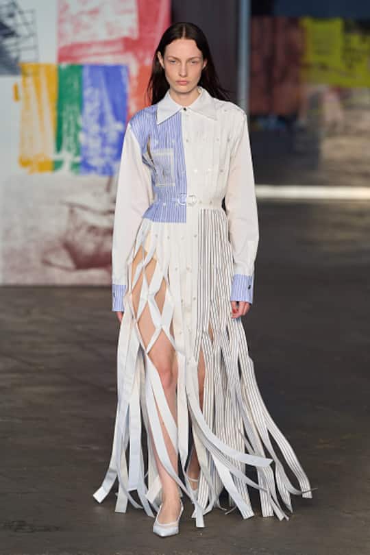 Feminine Leichtigkeit, kombiniert mit urbaner Klarheit, zeigt Jason Wu.. (Photo by Victor Pagan/Getty Images)