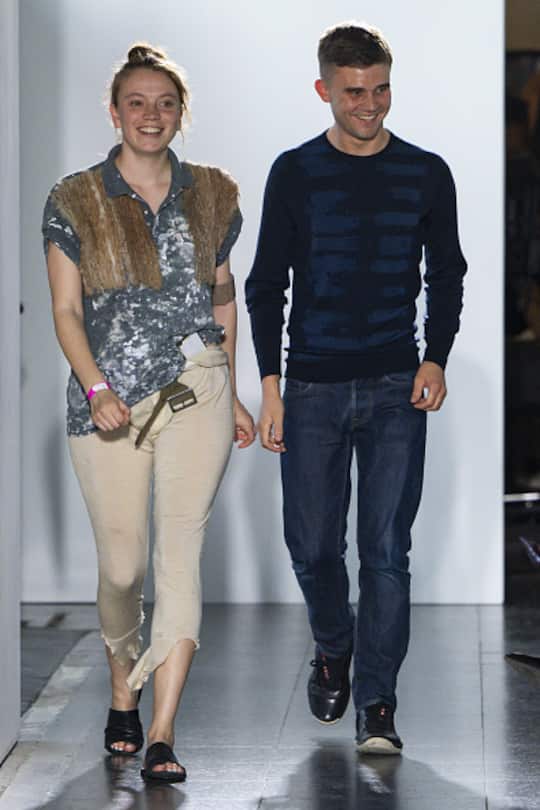 Fashion Designer Louis Mayhew and Lara McGrath laufen gemeinsam über den Runway von Fashion East. (Photo by Victor VIRGILE/Gamma-Rapho via Getty Images)