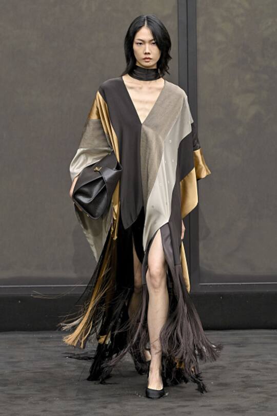 Model bei der Salvatore Ferragamo Ready to Wear Spring/Summer 2026 Fashion Show. (Photo by Victor VIRGILE/Gamma-Rapho via Getty Images)