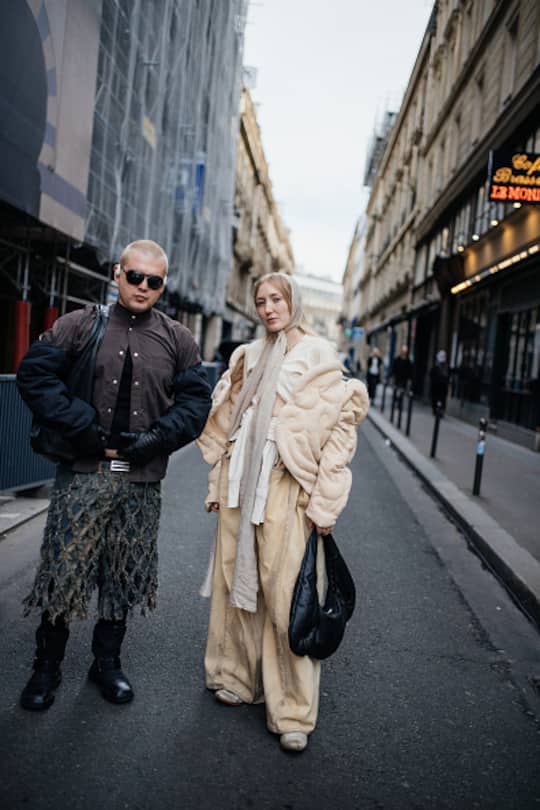 Street Style Looks während der Pariser Fashion Week im März 2025.