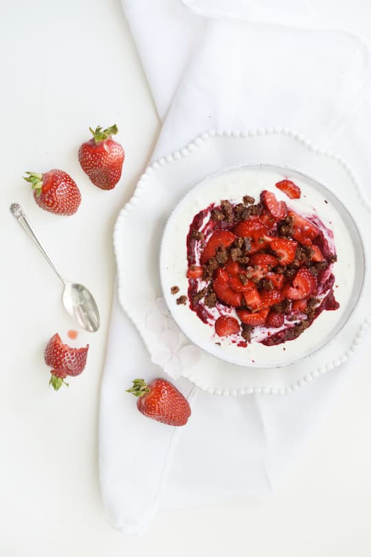 Quarkcrème mit Erdbeeren & Pumpernickel-Brösel