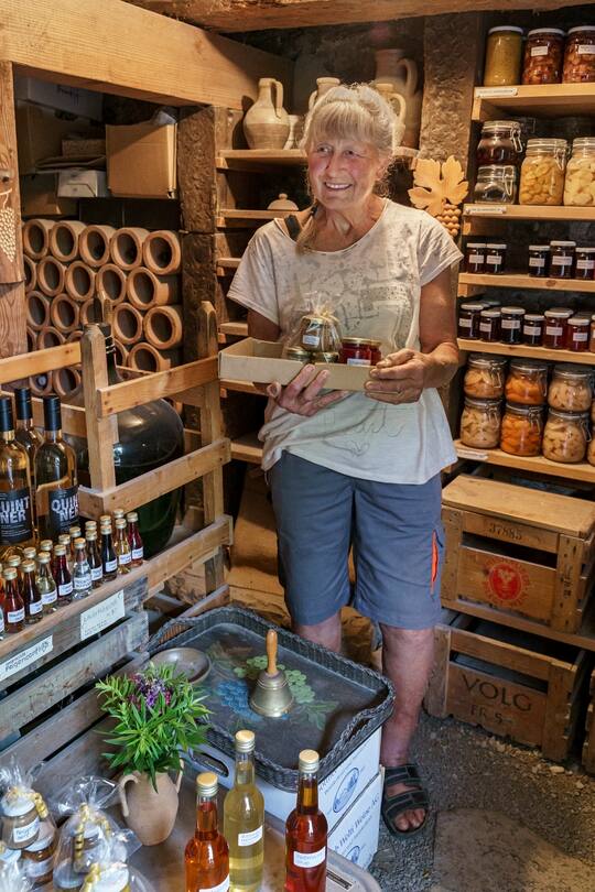 GRUEN 03/21 Walensee Quinten, Switzerland - July 2, 2021. Das Kellerlädeli von Margrit Bärlocher am July 2, 2021 in Quinten. Alle Naturprodukte, die Margrit Bärlocher verkauft, hat sie in Quinten selber angepflanzt und produziert. CREDIT: Flurina Rothenberger for Die Zeit.