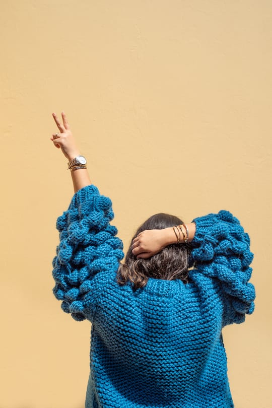 Frau in blauem Strickpulli