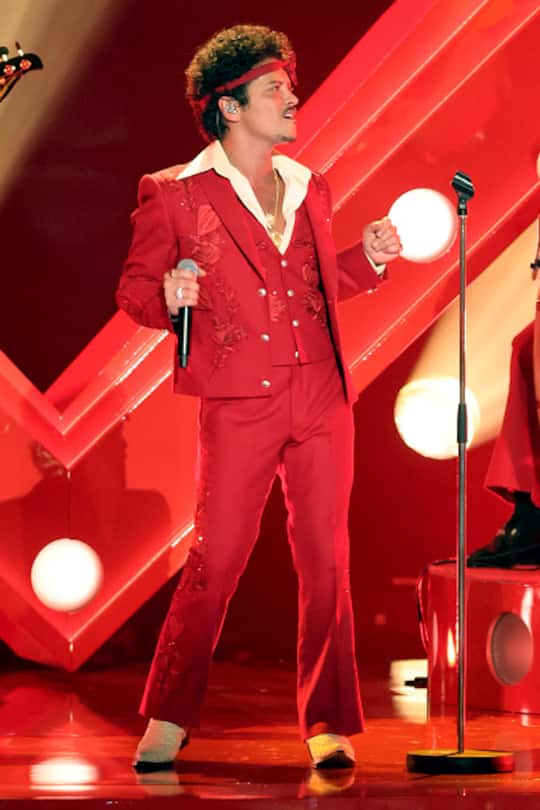 Bruno Mars performt im 70er Jahre Look auf der Bühne. (Photo by Frazer Harrison/Getty Images)