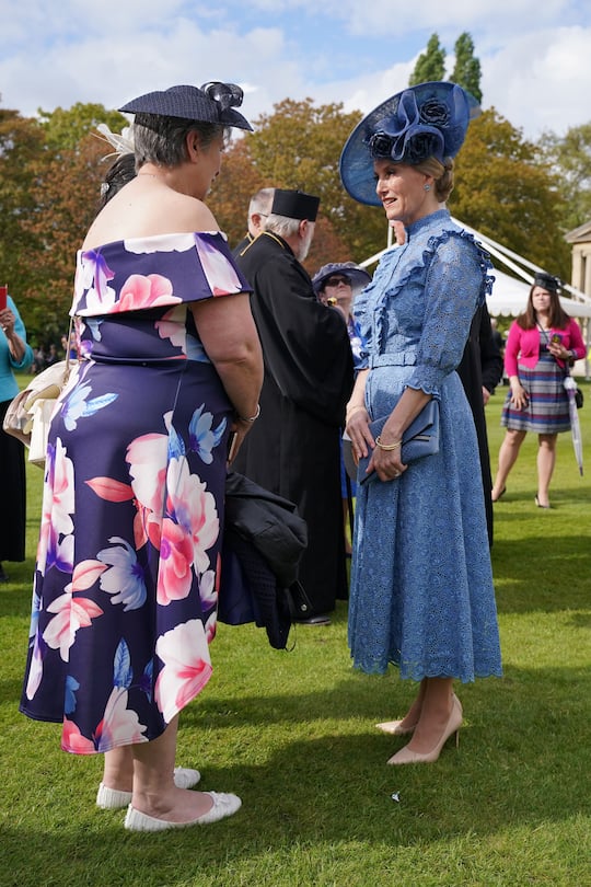 Herzogin Sophie unterhält sich mit einem Gast.