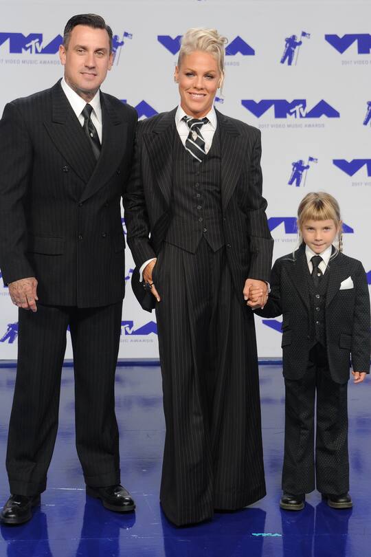 INGLEWOOD, CA - AUGUST 27: Pink, Willow Sage Hart and Carey Hart arrive at the 2017 MTV Video Music Awards at The Forum on August 27, 2017 in Inglewood, California. (Photo by Gregg DeGuire/Getty Images)