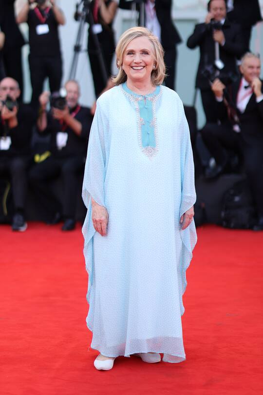 Hillary Clinton überzeugt auch ohne Hosenanzug im hellblauen Kaftan.