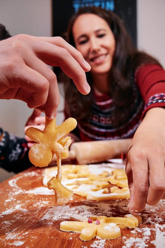 Natascha Beller, Filmregiesseurin, Patrick Karpiczenko, Filmschaffender, 2020 - backen Weihnachtsguetzli
