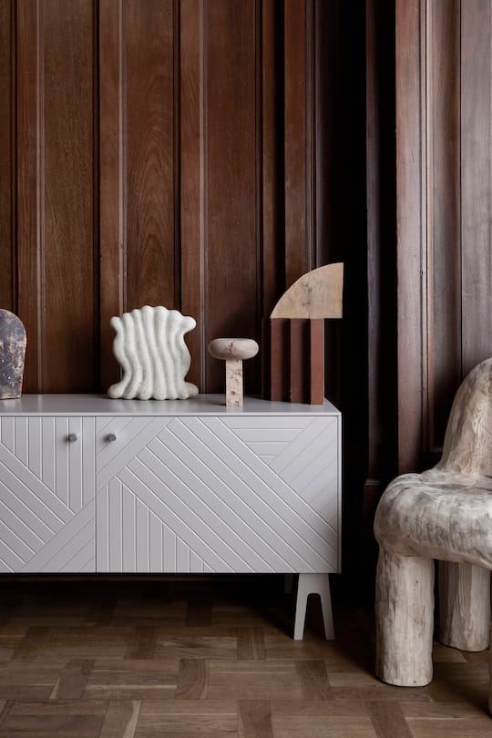 Kommode, Stuhl und Deko-Objekte