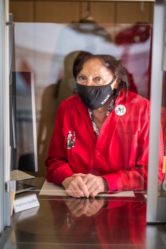 Foto: Joseph Khakshouri 29.10.2020 und 31.10.2020Zirkus Knie musste wegen den neuen Covid-19 Regeln von einem Tag zu anderen Schliessen.Die Dahme im Ticket Wagen ist seit 40 oder 50 Jahren bei Knie dabei. Sie heisst: Angelina Cavallini.Zürich (ZH)