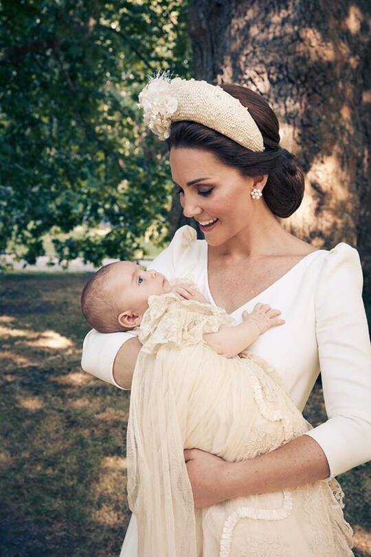 Kensington Palace has released the first official photographs from the christening of Prince Louis, the third child of the Duke and Duchess of Cambridge.Kate Middleton (Duchesse de Cambridge);Prince Louis de Cambridge