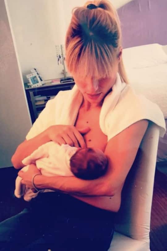 Michelle Hunziker stillt Tochter Sole