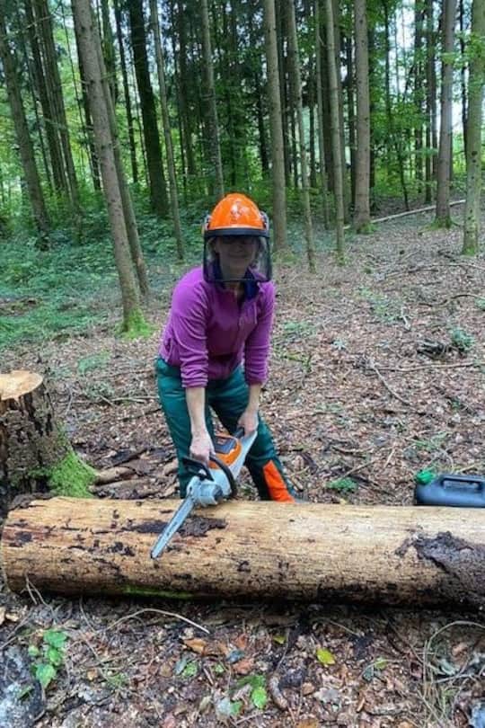 Bundi in der Freizeit im eigenen Wald