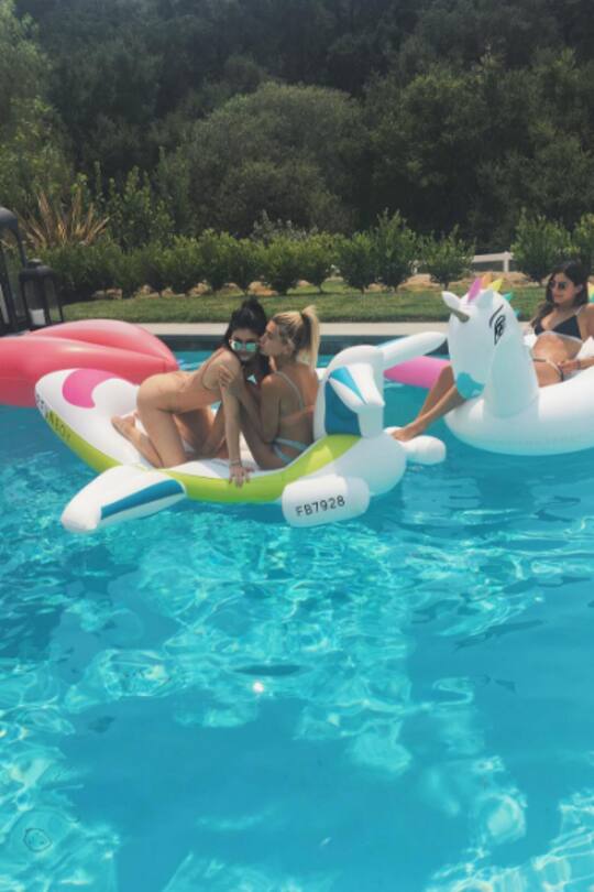 instatrend pool floats