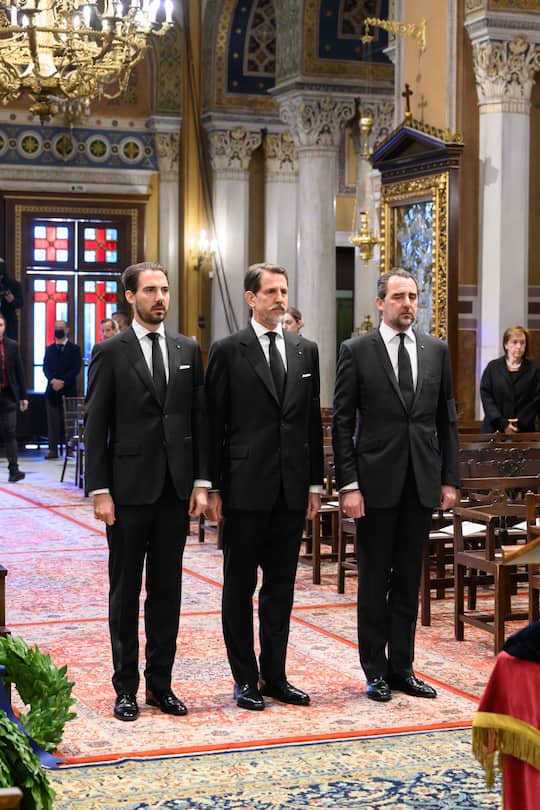 Prinz Pavlos, Nikolaos und Philippos von Griechenland an der Beerdigung ihres Vaters König Konstantin von Griechenland.