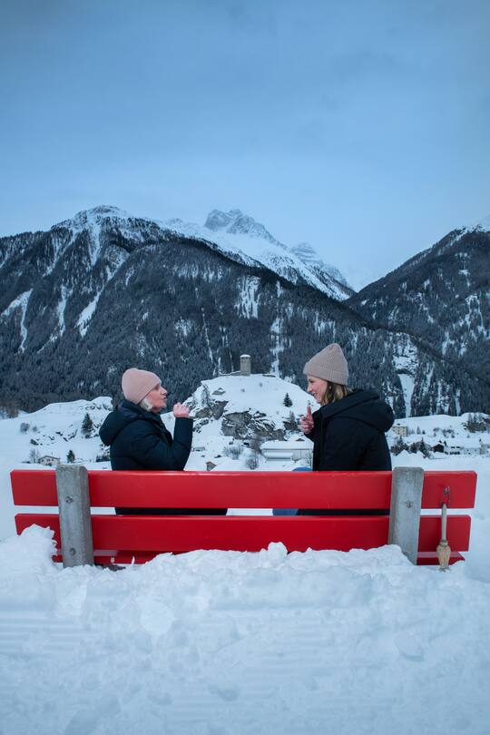 Oceana Galmarini, SRF Moderatorin, 50 Jahre Frauenstimmrecht, mit gehörloser Mutter Helen, 30. Januar 2021, Ardez GR