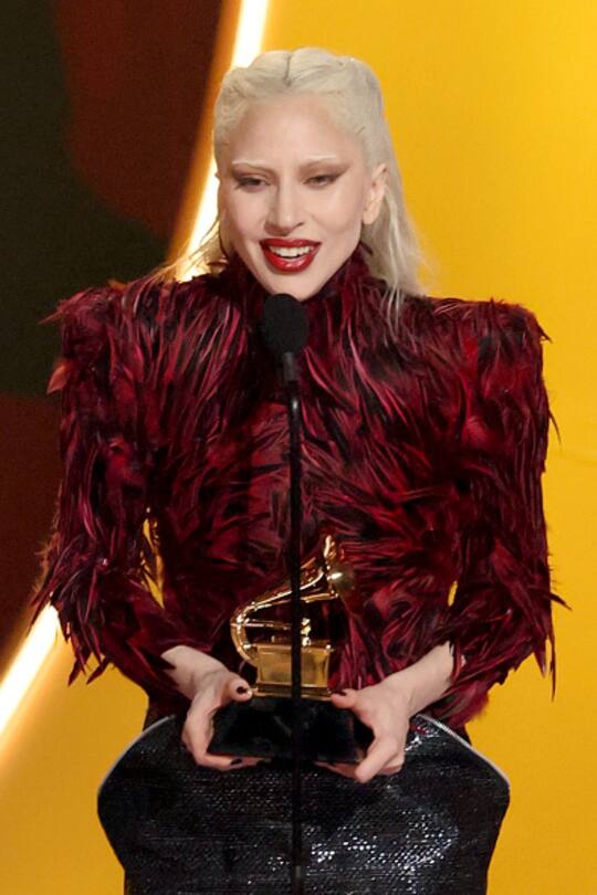 Lady Gaga erhält Grammys für Mit Best Pop Vocal Album für Mayhem und Best Dance Pop Recording für «Abracadabra». (Photo by Frazer Harrison/Getty Images)