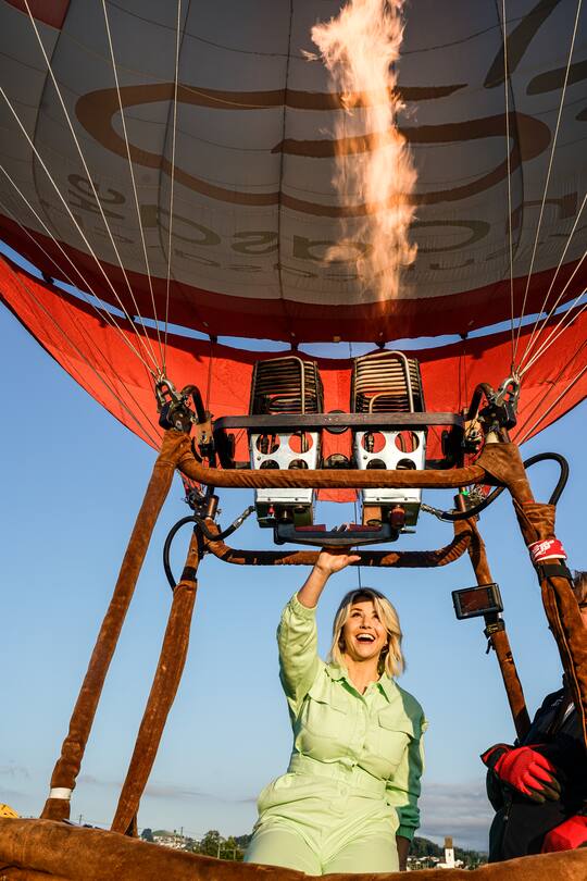 Beatrice Egli im Heissluftballon Beatrice Egli, née le 21 juin 1988 à Pfäffikon, est une chanteuse suisse germanophone de Schlager. Elle est connue notamment pour avoir remporté la dixième édition de l'émission de télévision Deutschland sucht den Superstar. Son premier tour en Ballon près de Zurich. Pfäffikon Juillet 2020 ©Nicolas Righetti/lundi13