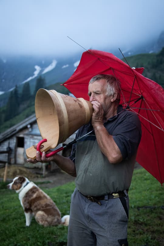 Bäuerin Rita und Bauer Sepp Herger +41 79 643 02 93 mit der Protagonistin Alexandra Moser 079 965 44 12 auf der Alp im Urner Isenthal mmit Zigeen und Kühen