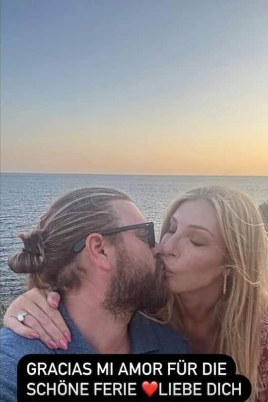 Baschi und Ehefrau Alana geniessen sonnige Zweisamkeit.