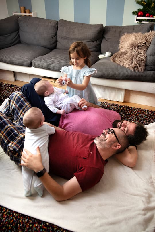 Raphael und Ciccio (mit Brille) Ravi-Pinto, Schwulen-Paar, mit Tochter Gaia, Zwillingen Giada und Zeno, 17. November 2020, Bern