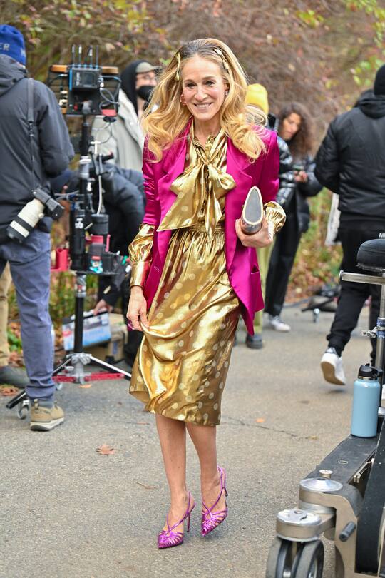 NEW YORK, NEW YORK - NOVEMBER 16: Sarah Jessica Parker is seen on the set of "And Just Like That..." Season 2 the follow up series to "Sex and the City" in Prospect Park on November 16, 2022 in New York City. (Photo by James Devaney/GC Images)