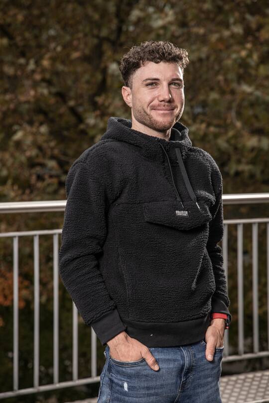 Umgekehrte Vorzeichen: Hirschi gibt heute Cancellara ein Autogramm. Radrennfahrer Marc Hirschi trifft sein Vorbild Fabian Cancellara in Ittigen. Vor und im Haus des Sports. Foto: Bernard van Dierendonck