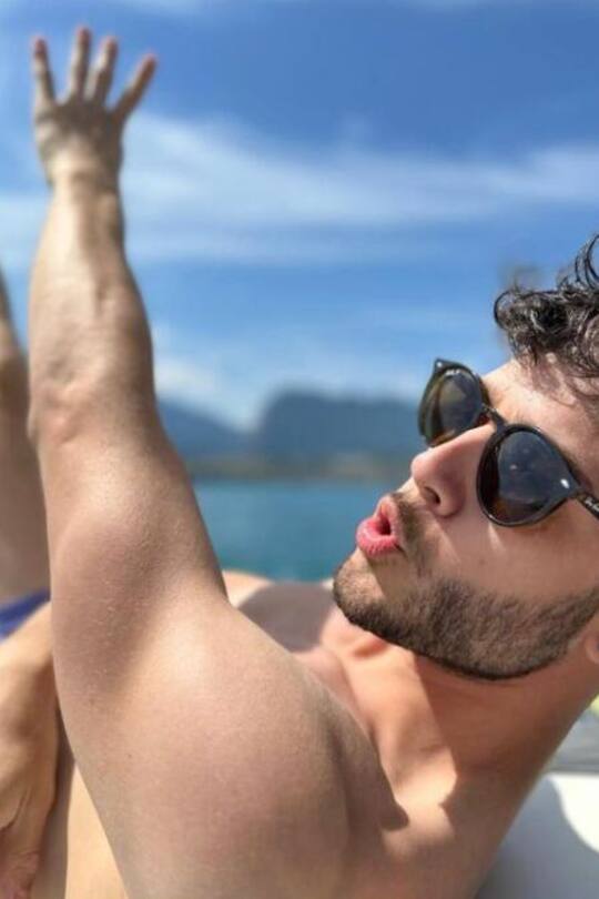 Luca Hännig geniesst den Sommertag auf dem Boot auf dem Thunersee.