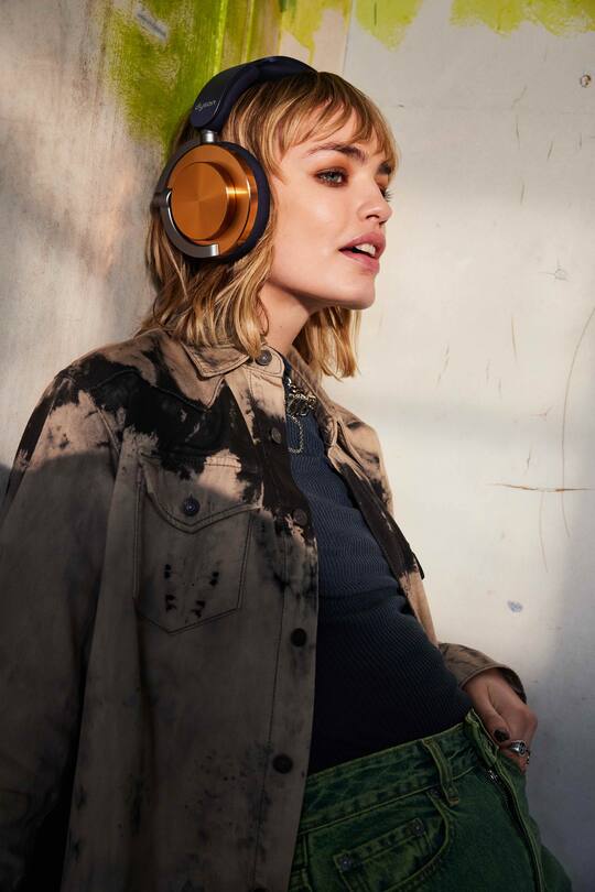 Frau mit Dyson Kopfhörer