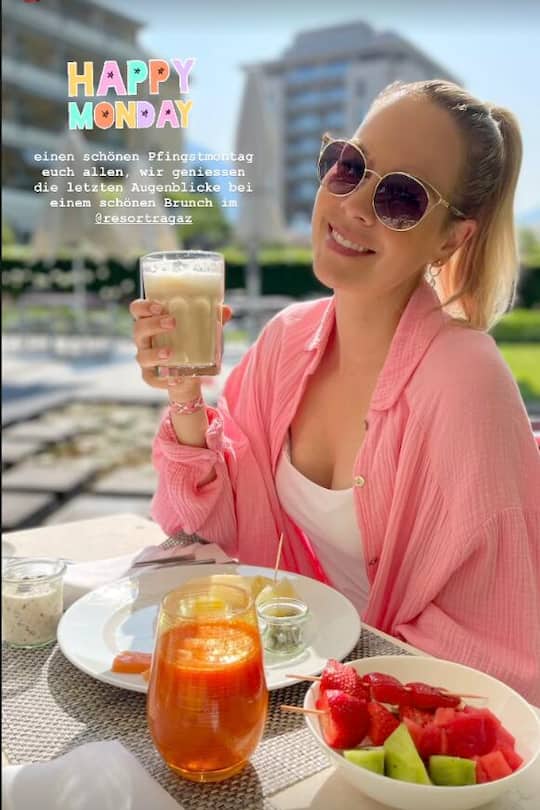 Linda Fäh geniesst einen Brunch unter der Sonne.