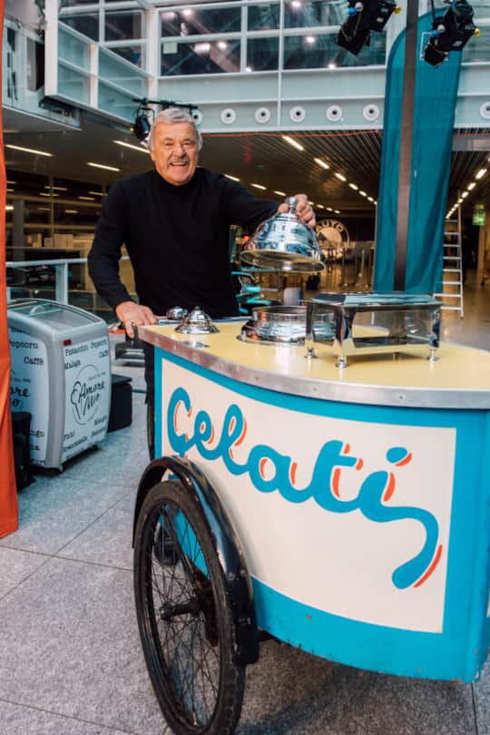 Ein Original wie Hausi Leutenegger darf als passionierter Automobilist an der Auto Zürich natürlich nicht fehlen – auch wenn er hier das Auto gegen ein Glacé-Velo eingetauscht hat.