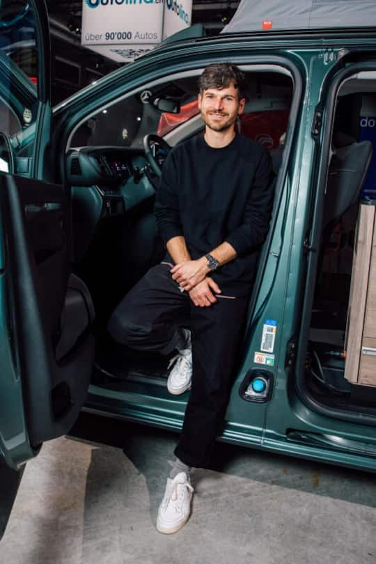 Musiker James Gruntz macht es sich im Auto schon mal bequem.