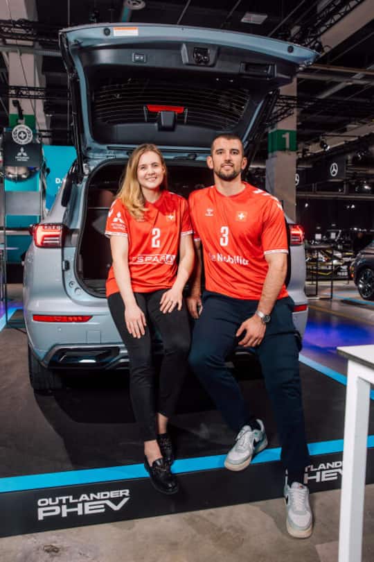 Ob Ball oder Lenkrad – Handballprofis Chantal Wick und Lukas Meister können mit beidem wunderbar umgehen.