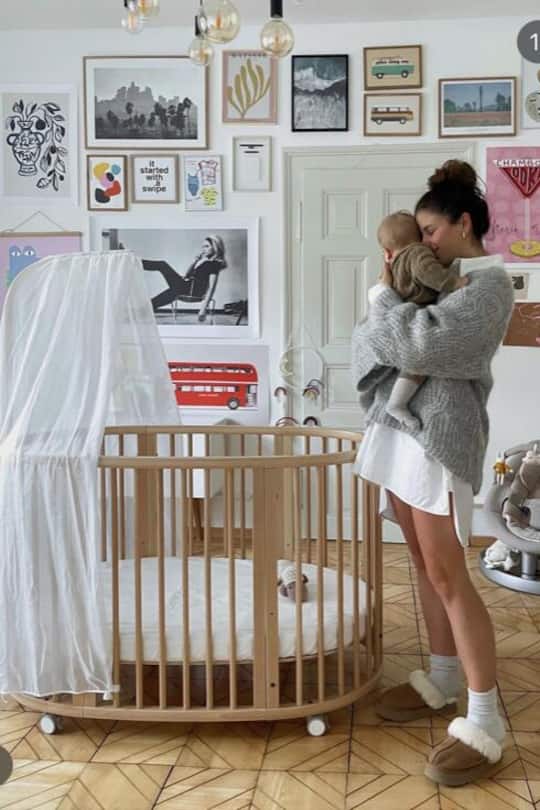 Wer möchte hier nicht schlafen? Michèle Krüsi, Fashion-Influencerin und Unternehmerin, beeindruckt mit einem wunderschönen Zimmer mit Sleepi Bett als Eyecatcher.