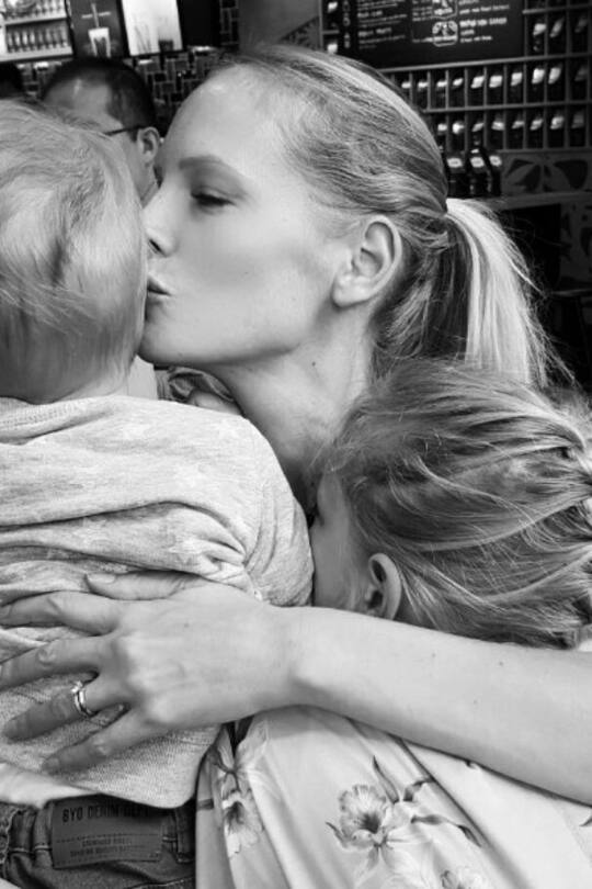 Sarina Arnold verabschiedet sich von ihren Kindern am Flughafen