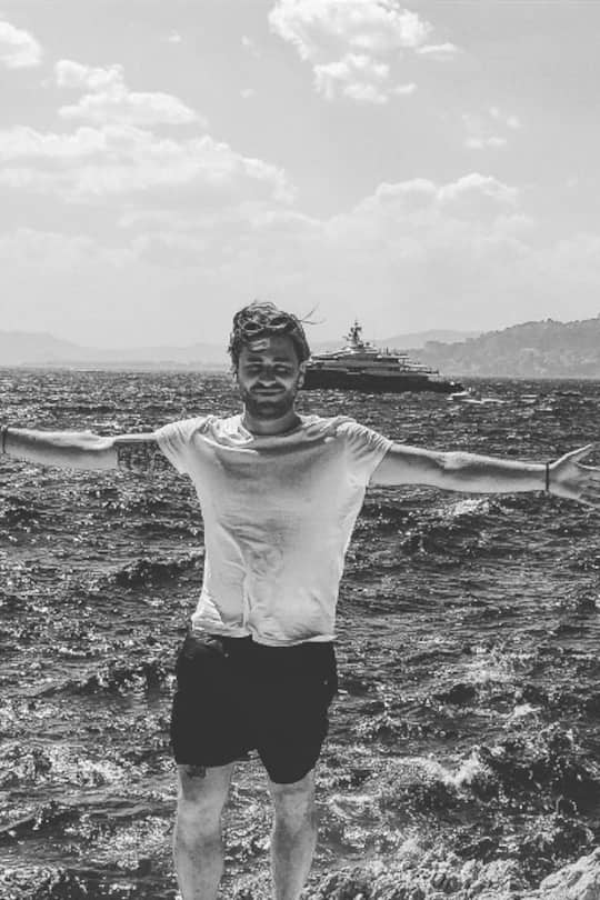 Baschi Sebastian Bürgin im Juli 2017 am Meer