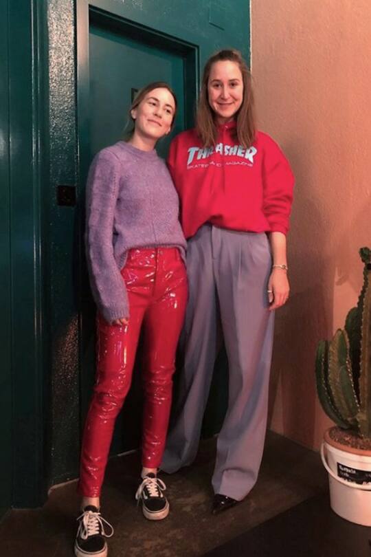 Die Farbkombi der Stunde: Lila plus Rot.