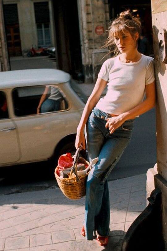 Jane Bikrin mit Basttasche