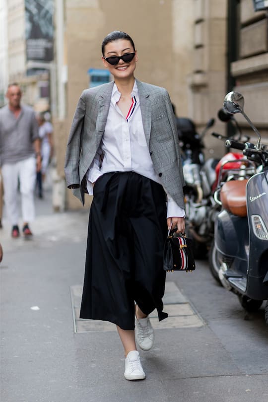 Trendhose Culotte mit weissen Sneakern