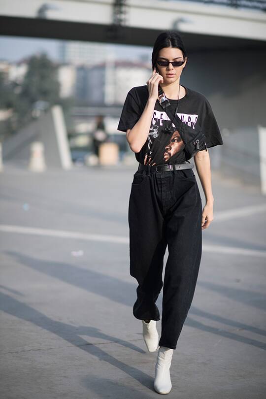 Kendall Jenner mit Bauchtasche