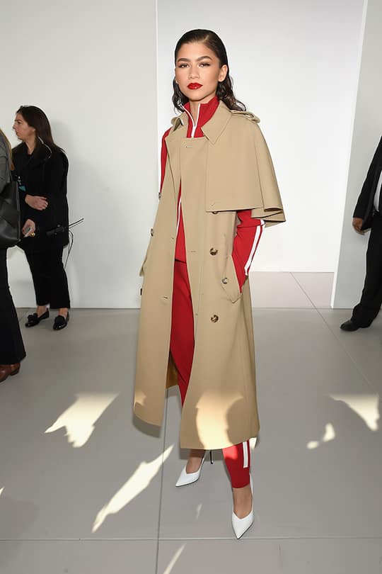 Zendaya im ärmellosen Trench