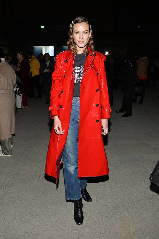 Street Style im roten Mantel