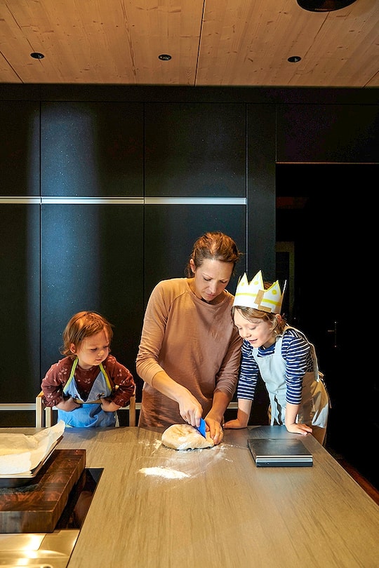 Didier Cuche mit seiner Familie im neuen Haus.