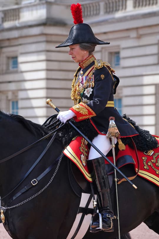 Prinzessin Anne (72) beim letztjährigen Trooping the Colour. Auch dieses Jahr wird sie uniformiert mitreiten.