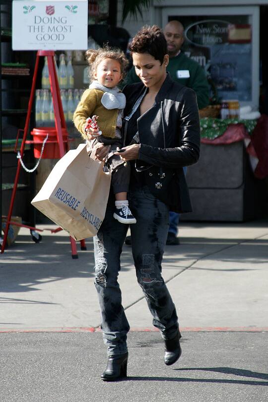 LOS ANGELES, CA - DECEMBER 10: Halle Berry takes her daughter Nahla Ariela Aubry to Bristol Farms to shop for groceries on December 10, 2009 in Los Angeles, California. (Photo by BuzzFoto/BuzzFoto/FilmMagic)